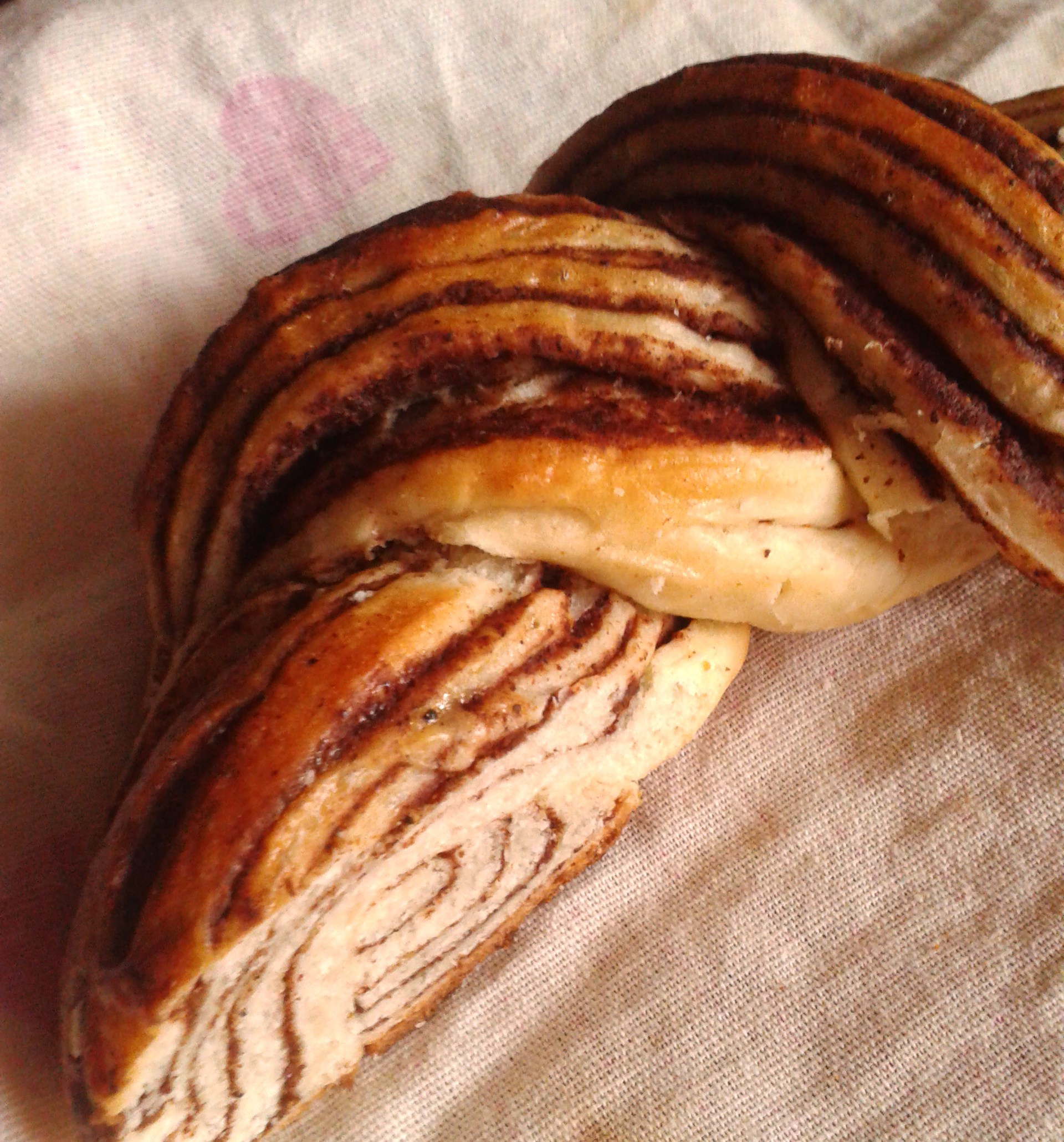 Плетеная эстонская булка с корицей