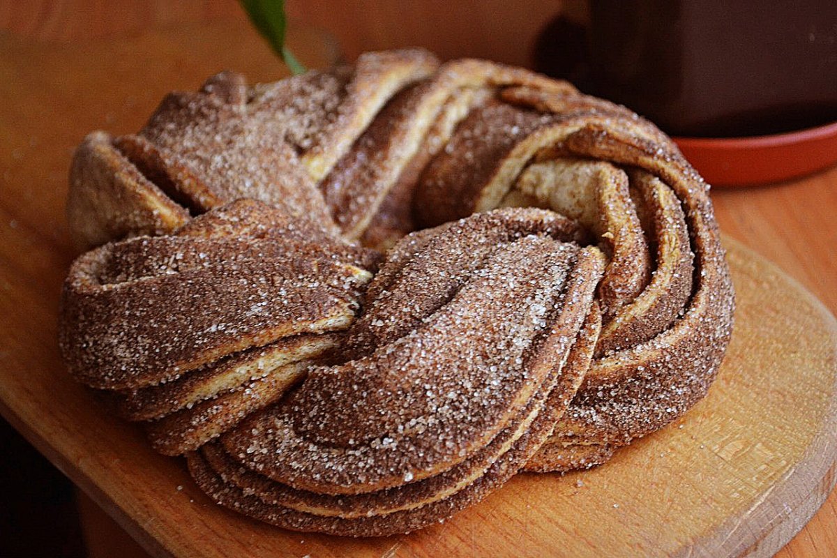 Плетенка с корицей по-эстонски с использованием: дрожжи сухие,мука,сахар,масло сливочное Плетенка с корицей по-эстонски – это сладкая и хрустящая булочка Она привлекает не только своим видом, но еще и ароматом