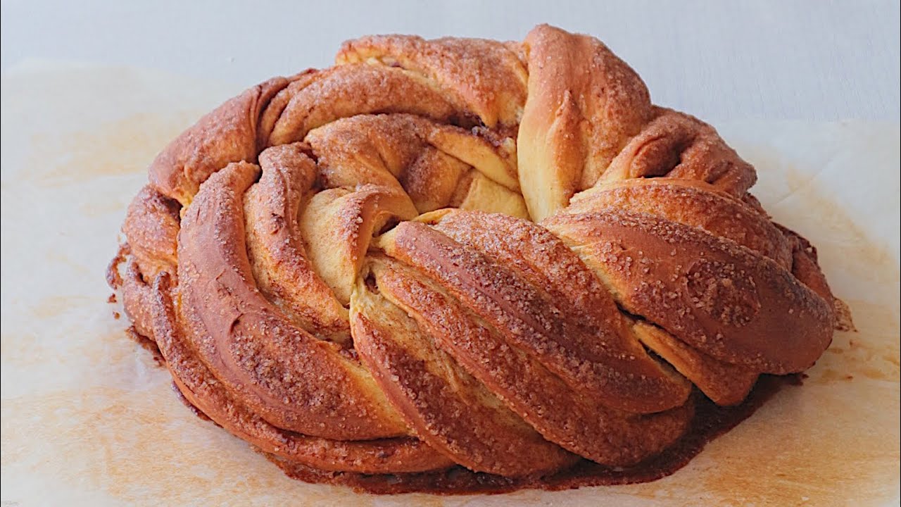 Плетенка с корицей по-эстонски с использованием: дрожжи сухие,мука,сахар,масло сливочное Плетенка с корицей по-эстонски – это сладкая и хрустящая булочка Она привлекает не только своим видом, но еще и ароматом