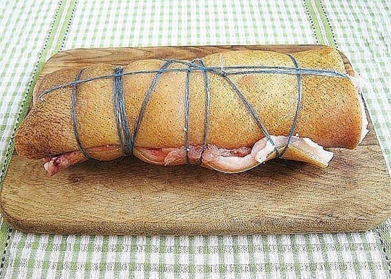 Рулет из сала со шкуркой вареный и запеченный в духовке