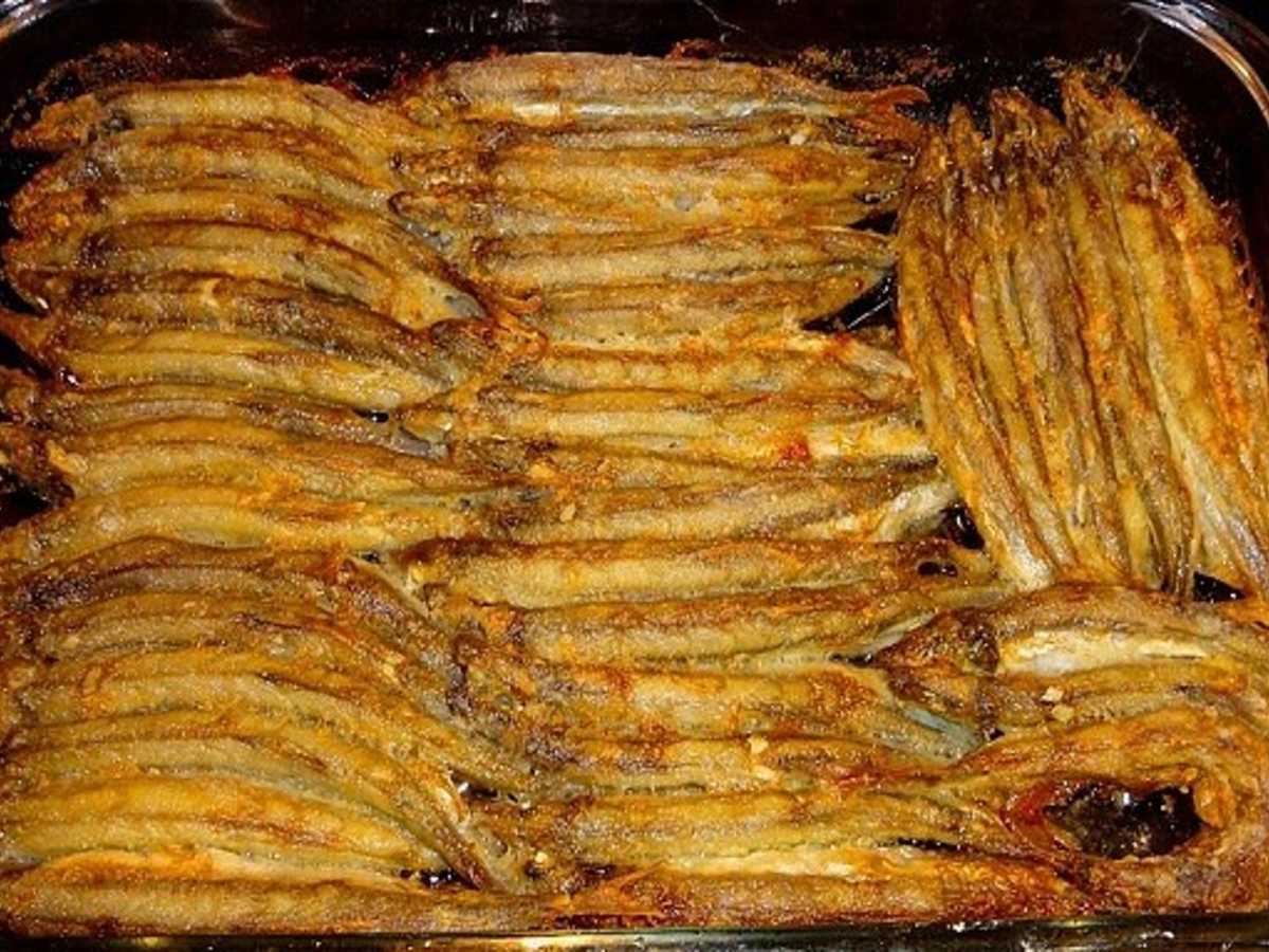 Как вкусно приготовить мойву на сковороде – простые рецепты готовки популярной морских рыбок :)
как приготовить мойву на сковороде: рецепт с водой, в муке и со сметаной, польза рыбы и правила выбора, как жарить без запаха