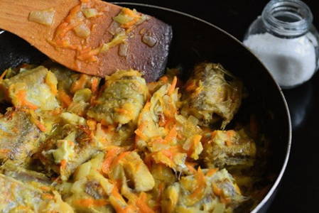 Тушеная путассу: рецепты с луком и морковью, в сметане, с овощами – вкусная рыба, приготовленная на сковороде - onwomen.ru