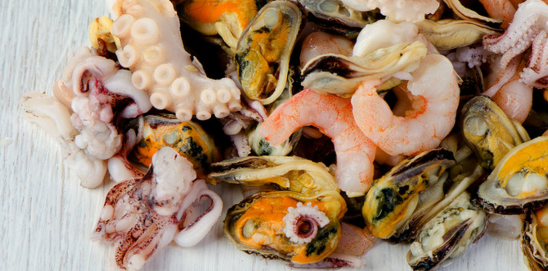 Как приготовить морской коктейль в сливочном соусе с макаронами