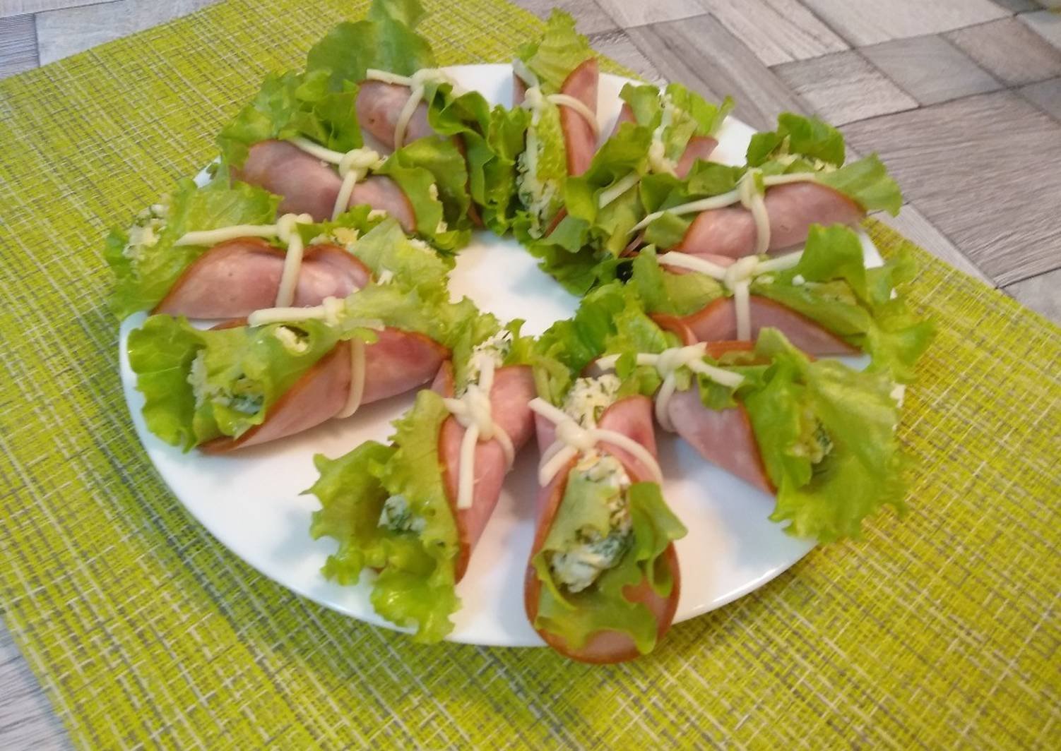 Рулетики из ветчины - 6 рецептов с сыром, чесноком, разными начинками
