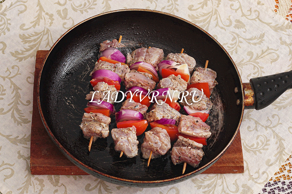 Шашлык в духовке: 5 простых рецептов мягкого и сочного мяса + секрет маринада