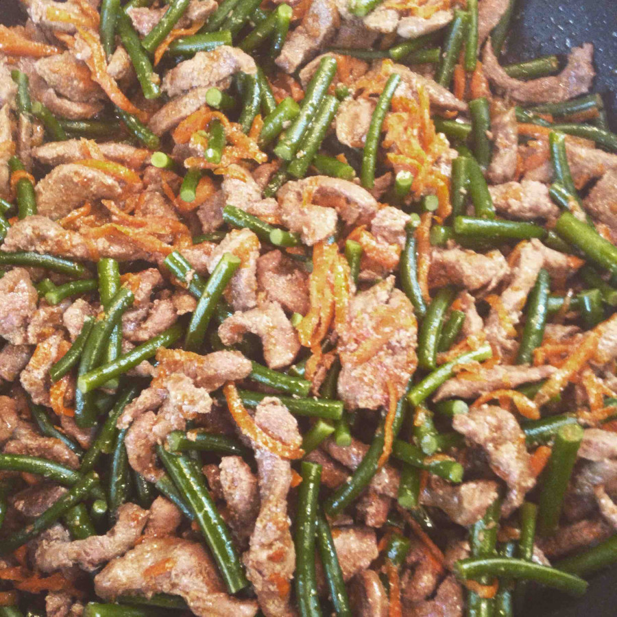 Соевое мясо с луком и томатной пастой