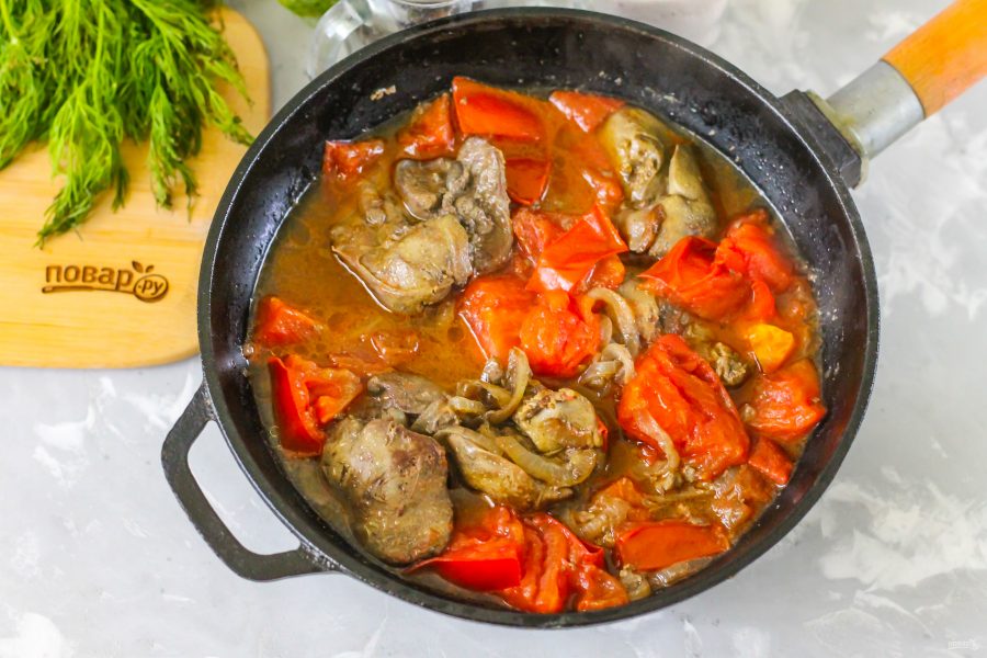 Печень по-милански с помидорами и сыром с использованием: печень куриная,помидоры,лук репчатый,чеснок Куриную печенку любим не только мы Рецептов ее приготовления много и в Италии