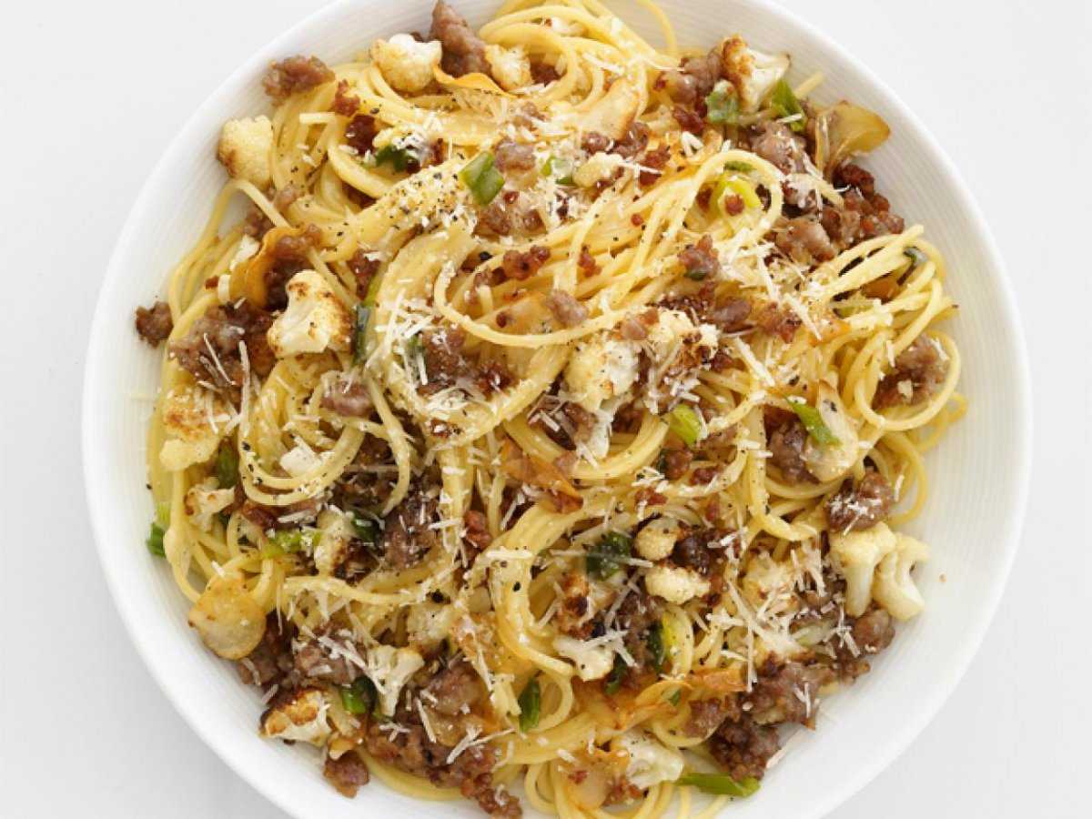 Макароны по-флотски с тушёнкой — экономичный вариант классического рецепта