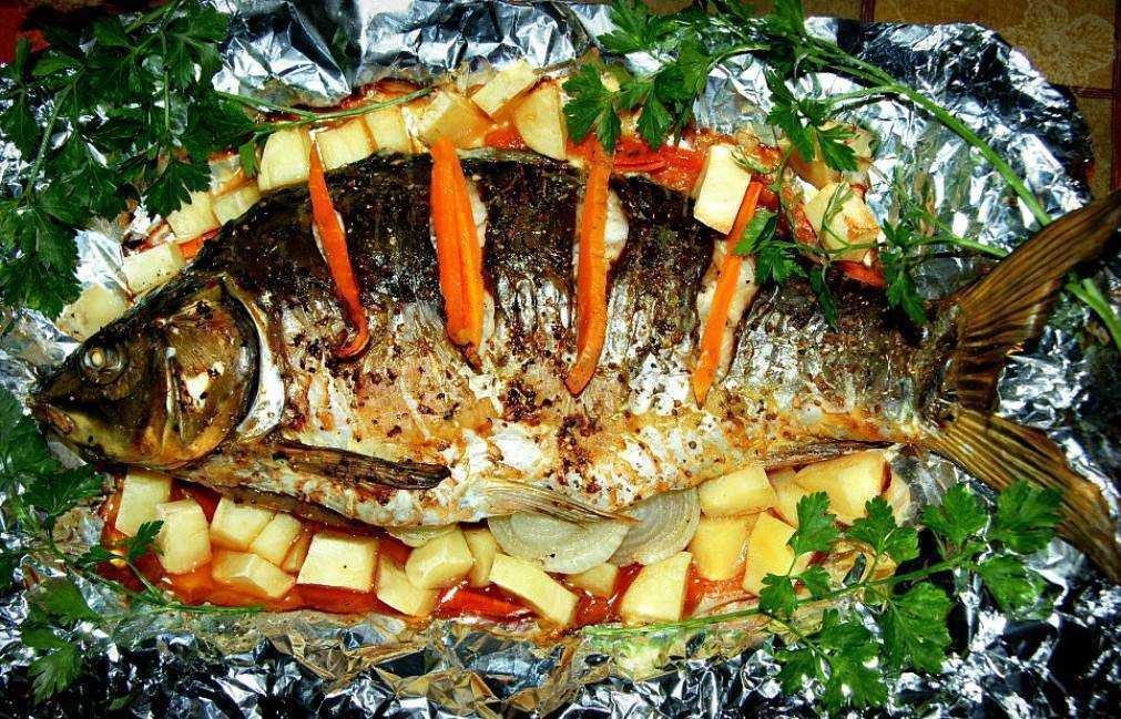 Карп, запечённый в духовке целиком с хрустящей корочкой - рецепт с фото