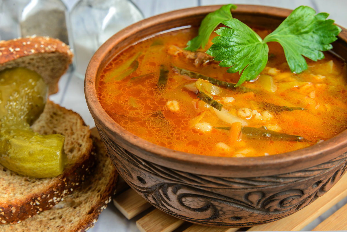 Рассольник с перловкой и солеными огурцами – лучшие рецепты
