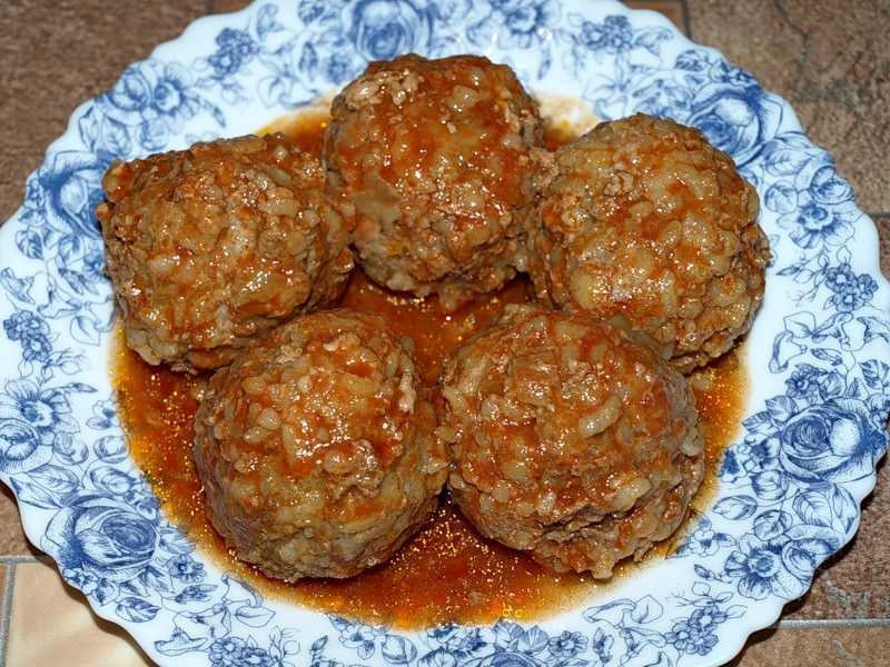 Ежики из фарша с рисом на сковороде с подливкой рецепт фото пошагово и видео - 1000.menu