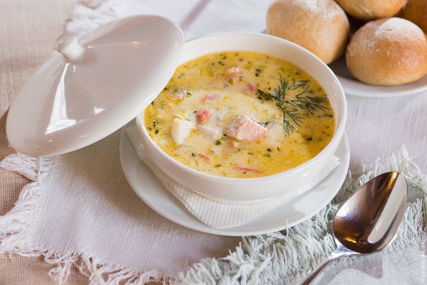Уха из семги: из головы, хвоста, хребта семги, с целыми кусками рыбы