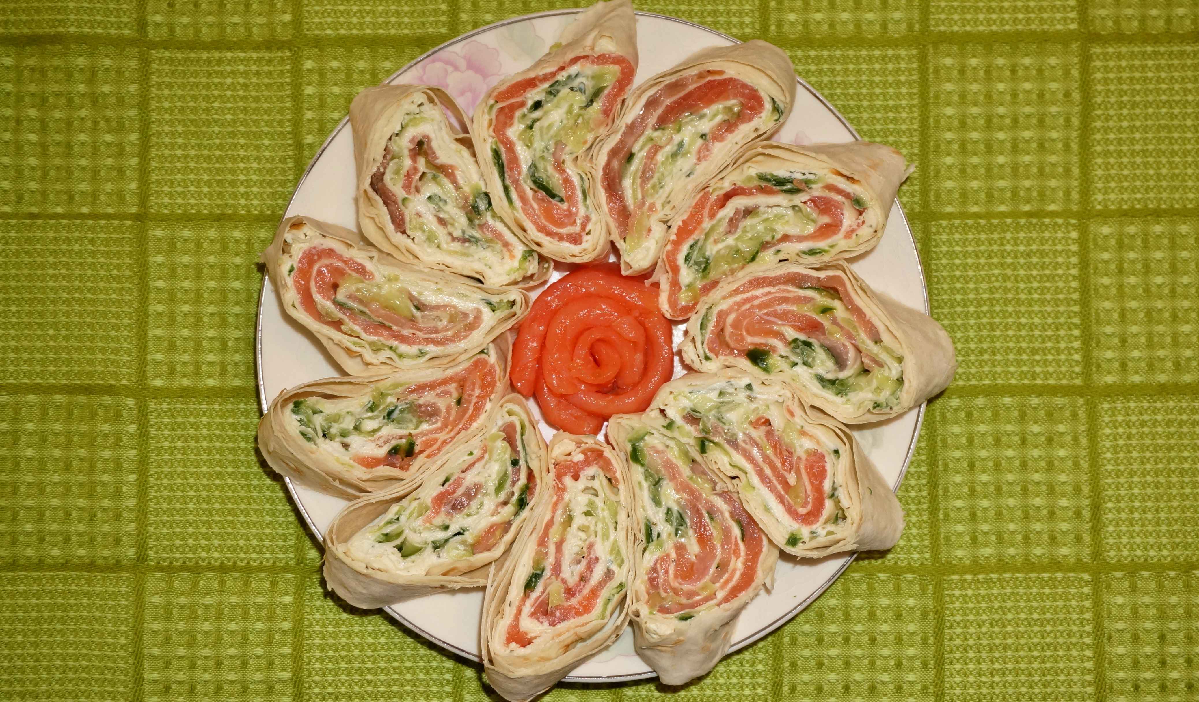 Рулет из лаваша с плавленным сыром и красной рыбой. закусочные рулеты из красной рыбы (6 рецептов: | шедевры кулинарии