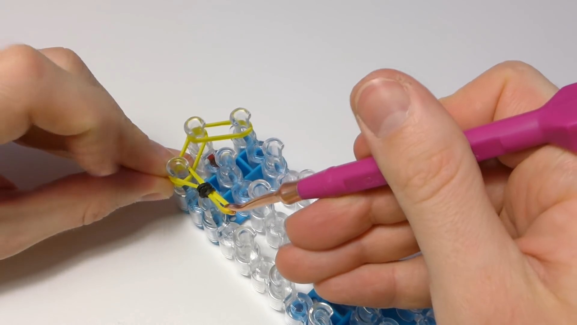 Как сплести из резинок фигурку 3d на станке и не только, при помощи  крючка, рогатки и без особых усилий