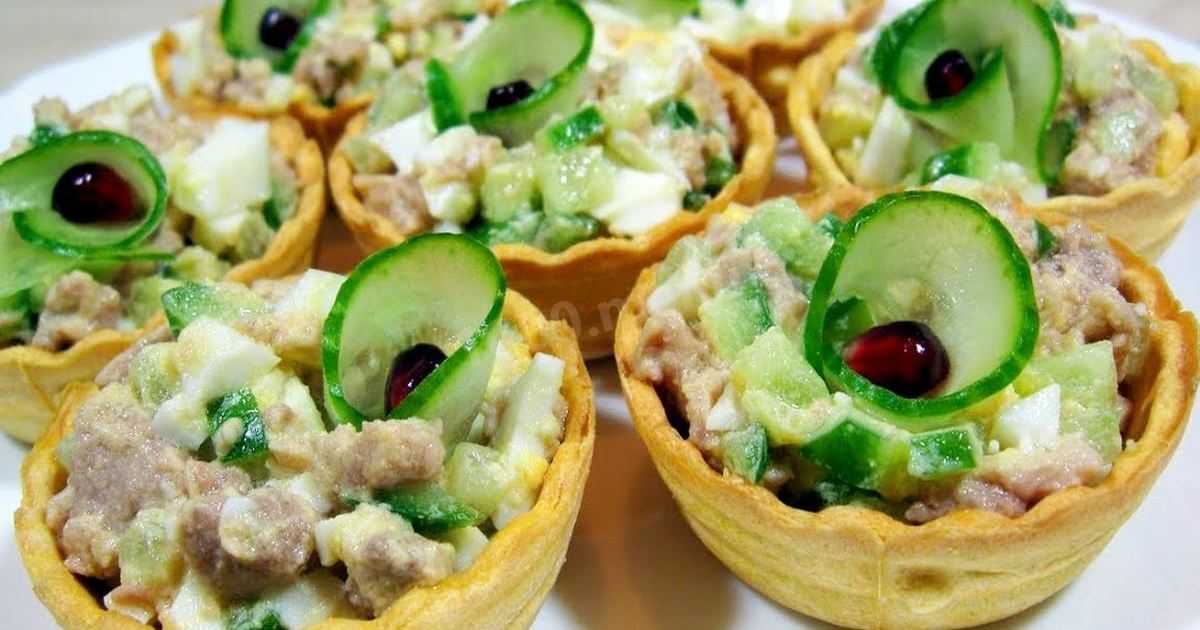 Тарталетки с крабовыми палочками, сыром и ананасами - рецепт с фото