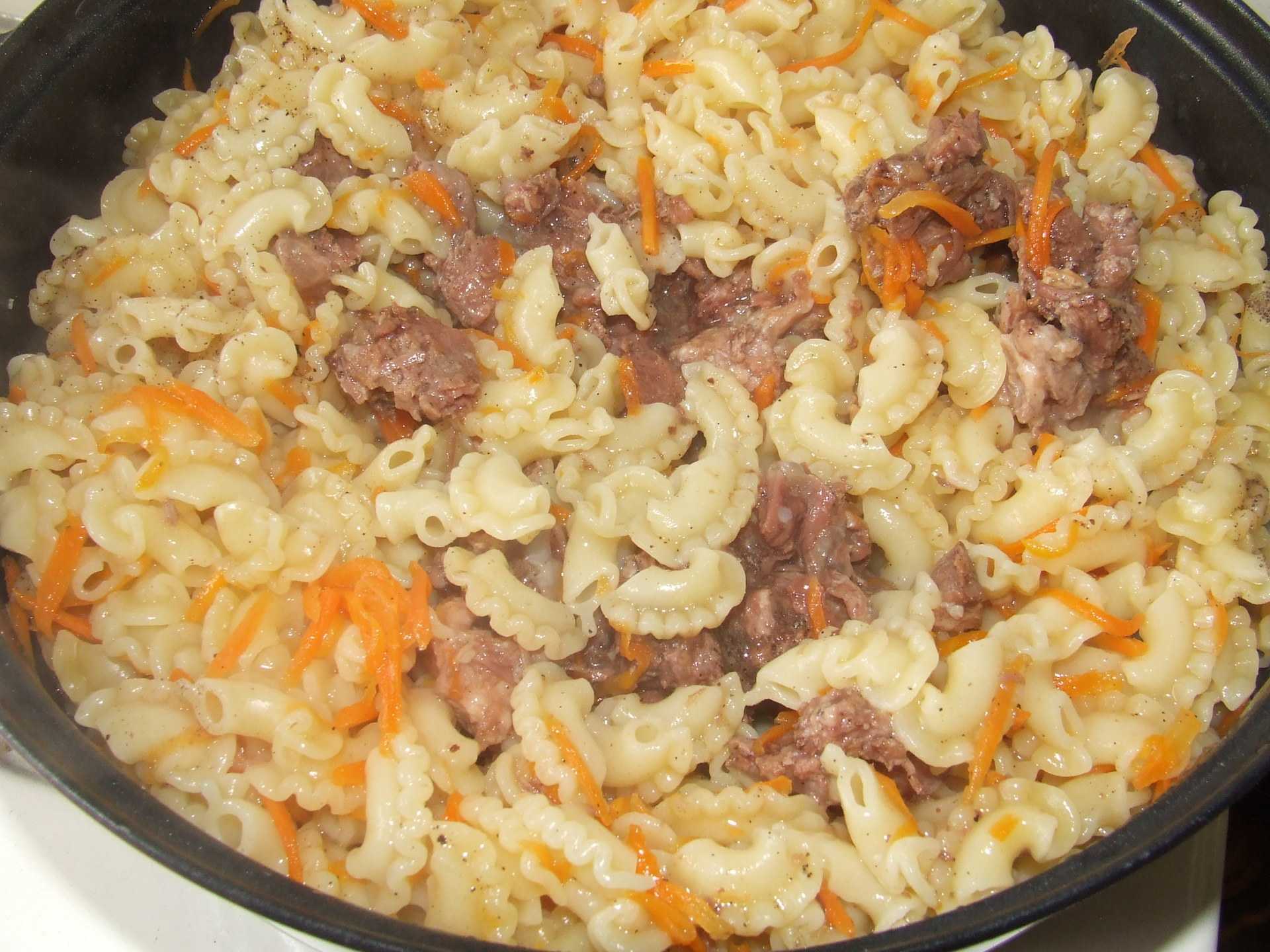 Макароны с тушенкой
