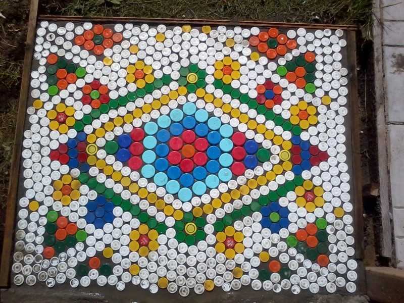 Дорожка из пробок от пластиковых бутылок. садовая дорожка из крышек от пластиковых бутылок: 2 способа
